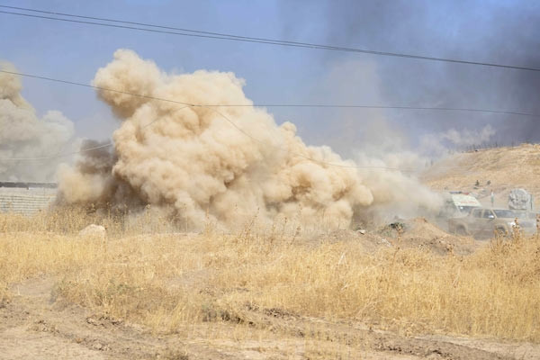 Bomba yüklü aracın cephede patlama anı