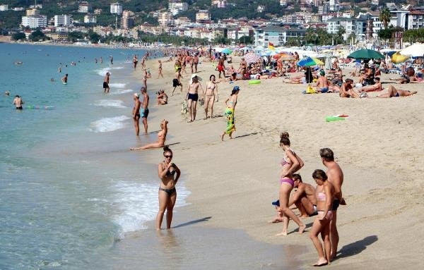 Turistler tatilin keyfini çıkarıyor