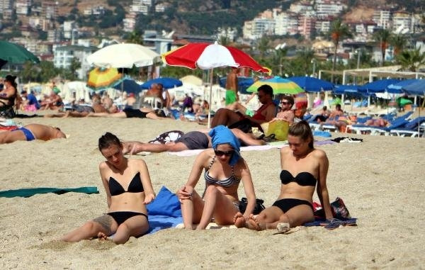 Turistler tatilin keyfini çıkarıyor
