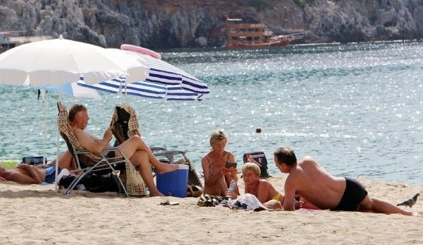 Turistler tatilin keyfini çıkarıyor
