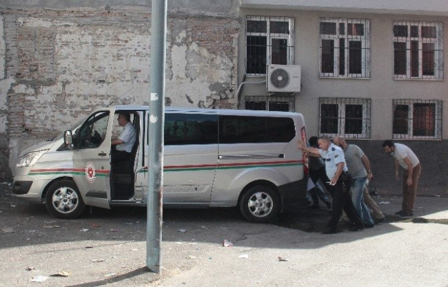 Keşfe giden hakimin aracına saldırı