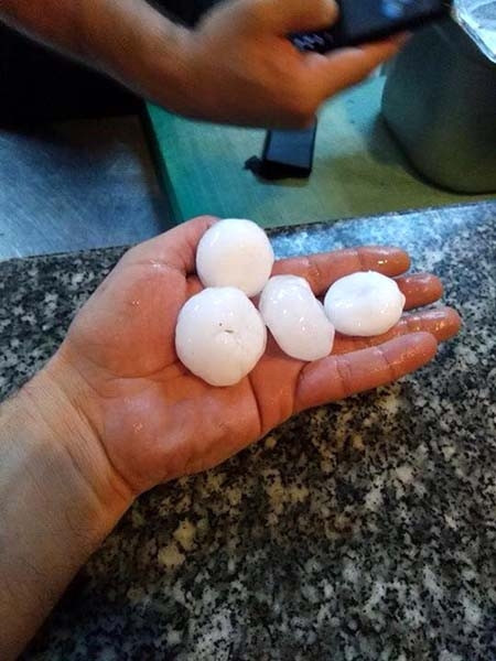 Alanya'da ceviz büyüklüğünde dolu yağdı