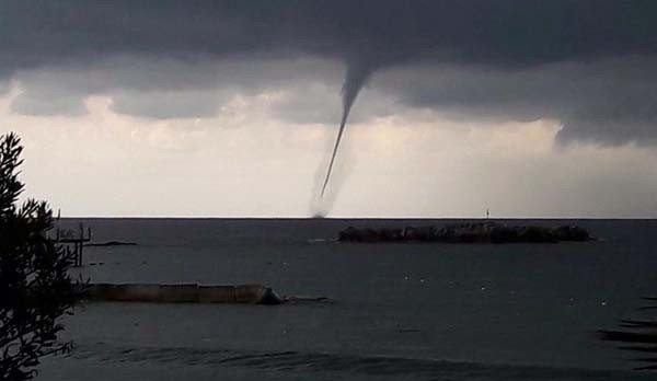 Alanya'da ceviz büyüklüğünde dolu yağdı