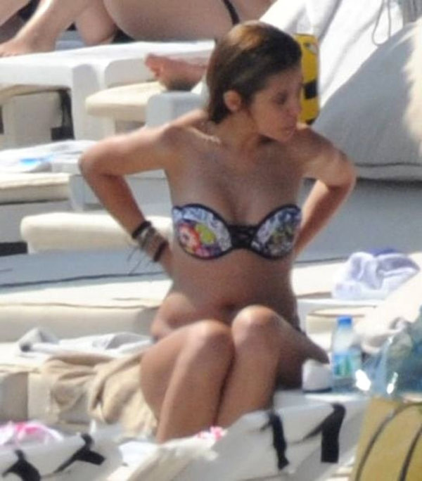 Selin Şekerci, bikini eleştirilerine böyle yanıt verdi