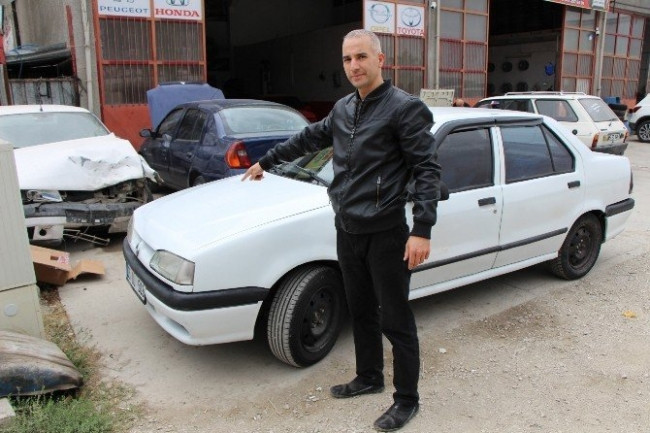Aldığı arabanın önü 1996, arkası 2000 model çıktı