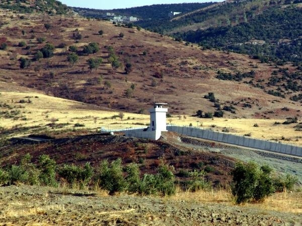 Sınırda Hatay'dan Kilis'e kadar duvar örüldü