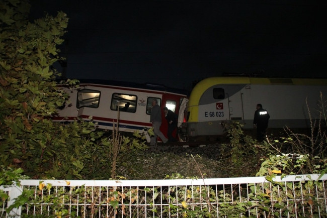 İki tren kafa kafaya çarpıştı
