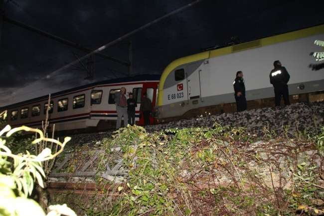 İki tren kafa kafaya çarpıştı