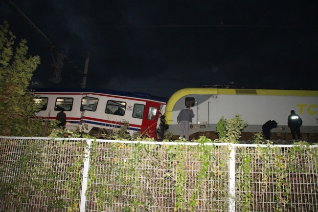 İki tren kafa kafaya çarpıştı