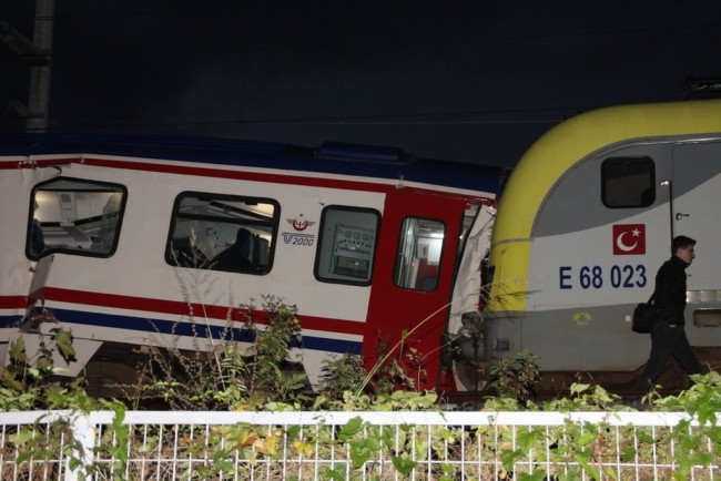 İki tren kafa kafaya çarpıştı
