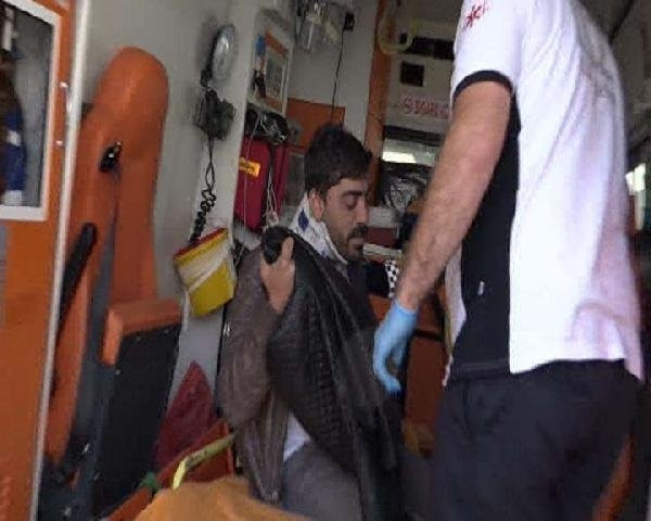 Otomobil metrobüs bariyelerine çarptı