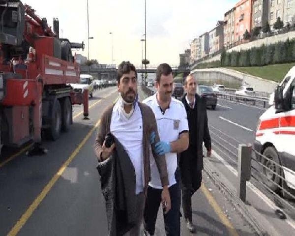 Otomobil metrobüs bariyelerine çarptı
