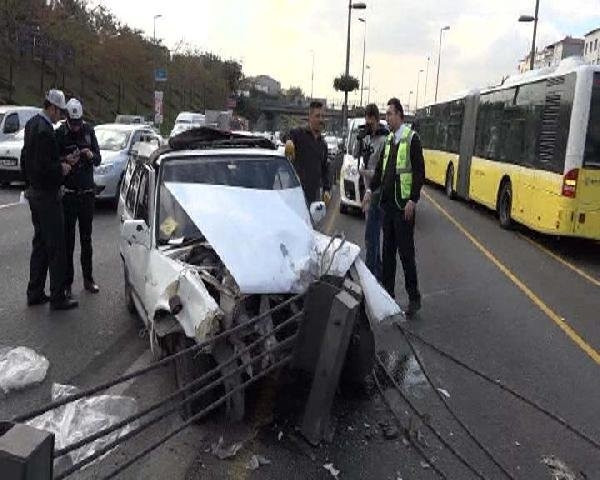 Otomobil metrobüs bariyelerine çarptı