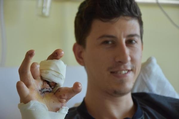 Ayak parmakları eline dikildi