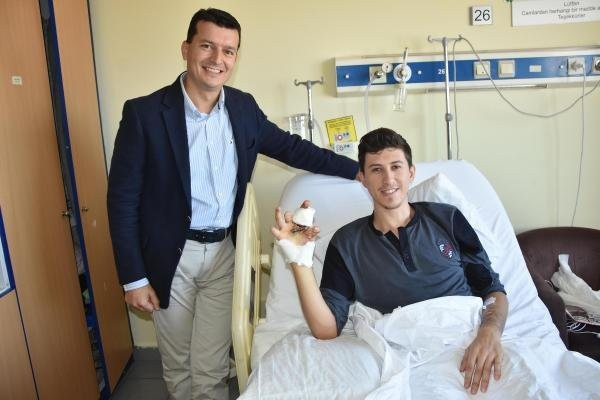 Ayak parmakları eline dikildi