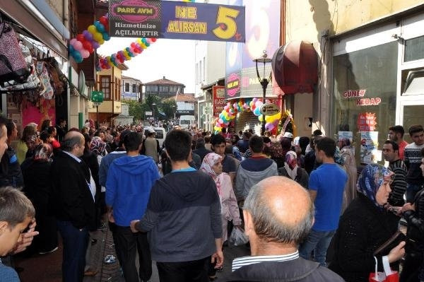 Bu da ne alırsan 5 TL izdihamı