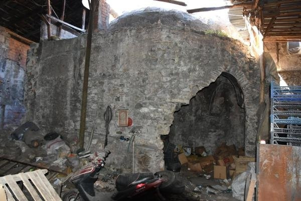 Tarihi hamam manav oldu