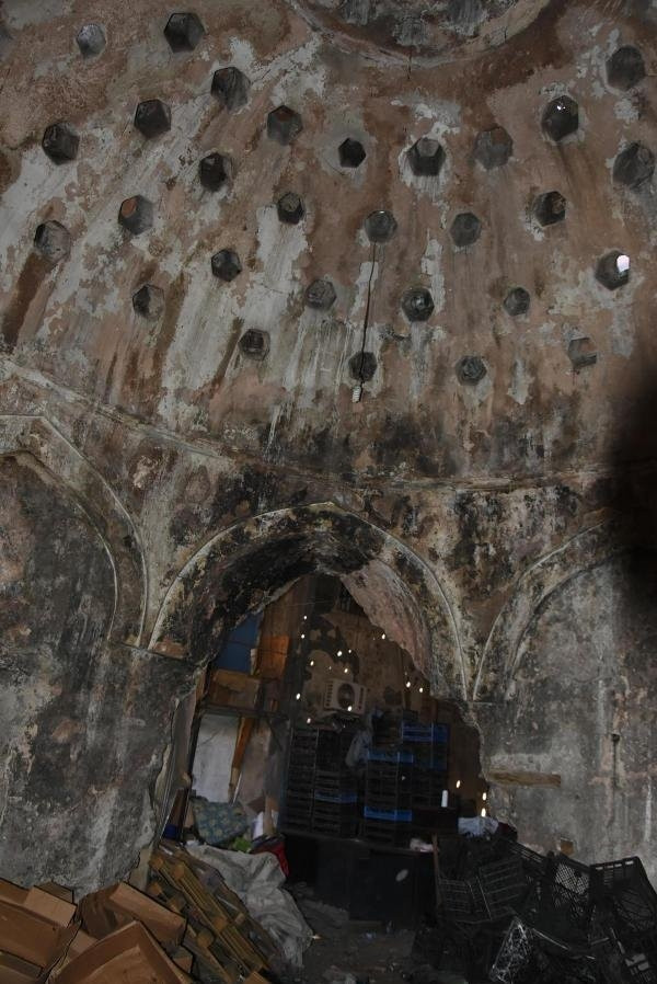Tarihi hamam manav oldu