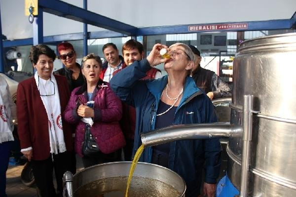 Zeytinyağı içti görenler şaşırdı