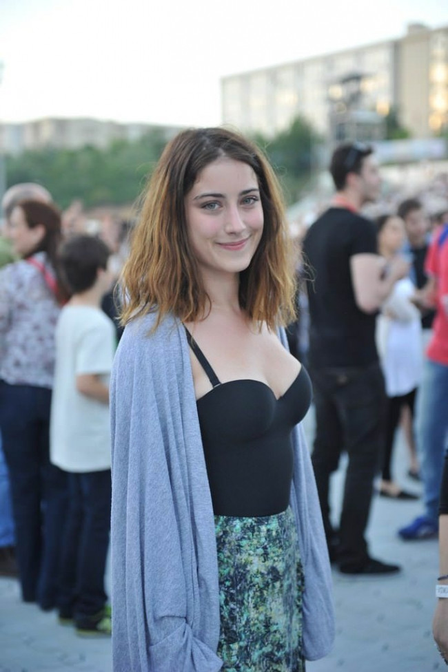 Hazal Kaya'ya tacizci hayranından ölüm tehdidi