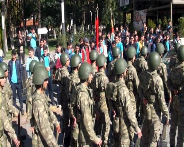 Vatandaşlar askerlere yoğun ilgi gösterdi