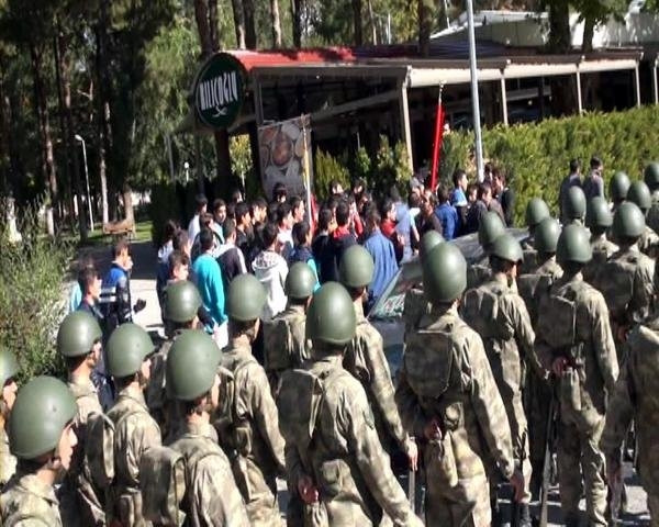 Vatandaşlar askerlere yoğun ilgi gösterdi