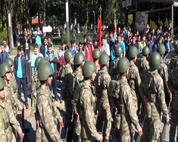 Vatandaşlar askerlere yoğun ilgi gösterdi