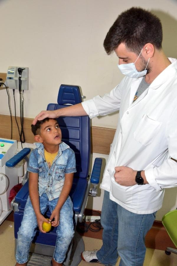 Küçük çocuğun kulağından bakın ne çıktı