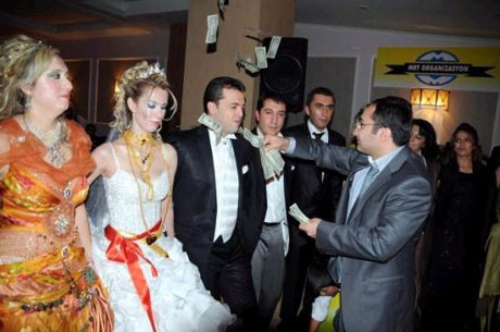 Kriz bu düğüne uğramadı !