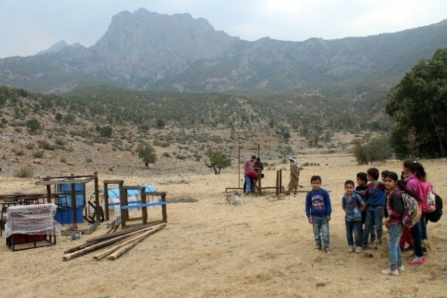 Acun Ilıcalı çocukları sevindirdi