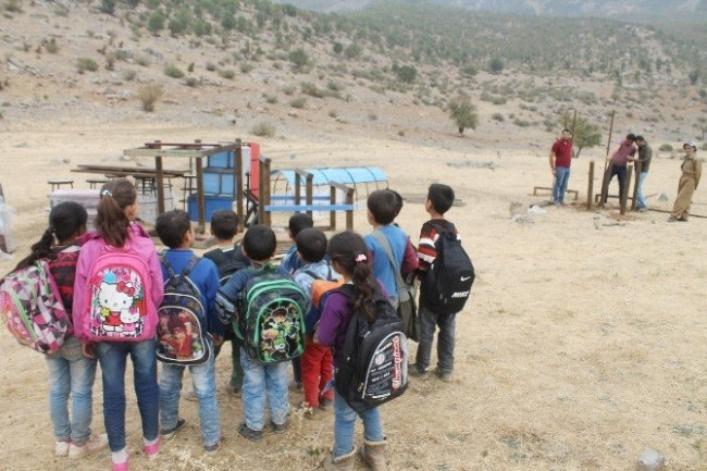 Acun Ilıcalı çocukları sevindirdi