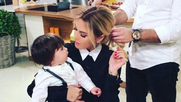 Ece Erken oğlunun saçlarını mı boyatıyor ?