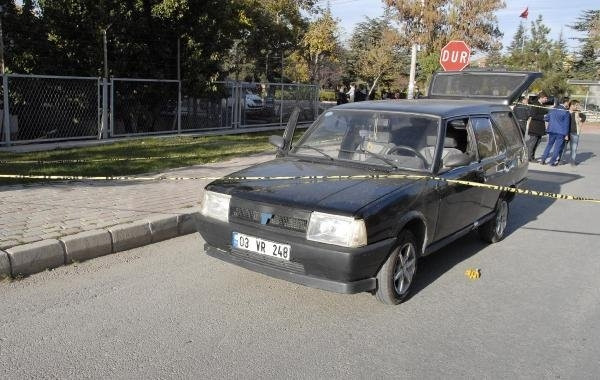 Sevgilisini başka erkekle görünce...