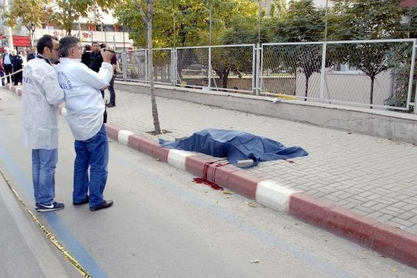 Sevgilisini başka erkekle görünce...