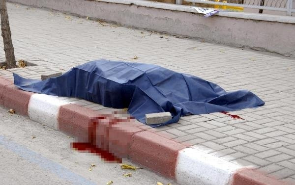 Sevgilisini başka erkekle görünce...