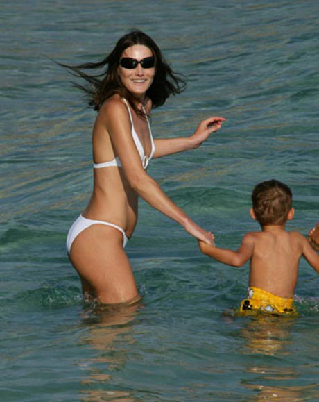 Carla Bruni plajda