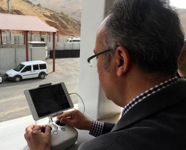 Nöbetteki köy korucularına ’drone’ ile tatlı gönderildi