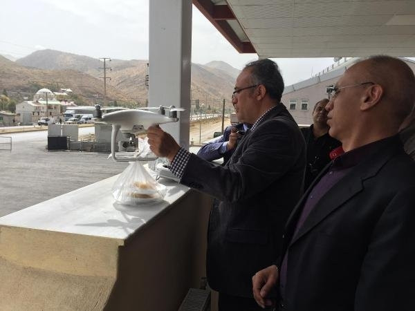 Nöbetteki köy korucularına ’drone’ ile tatlı gönderildi