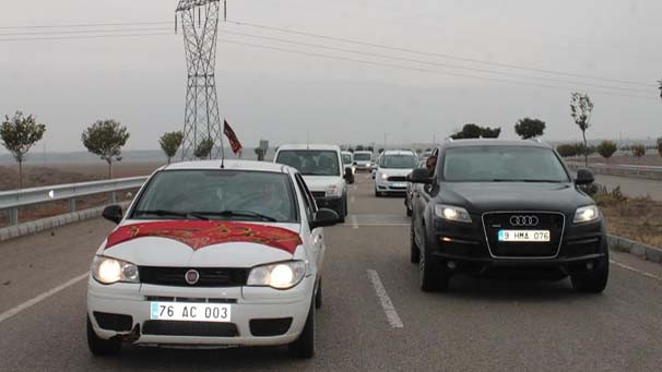300 araçlık uğurlama konvoyu