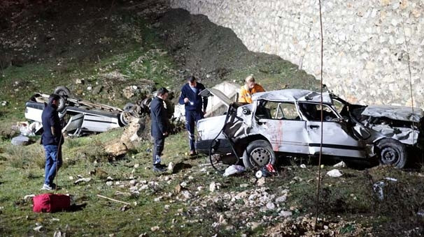 İki otomobil, art arda dereye uçtu