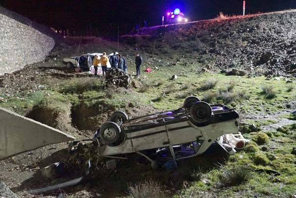 İki otomobil, art arda dereye uçtu