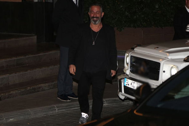 Cem Yılmaz esmer bir güzelle görüntülendi