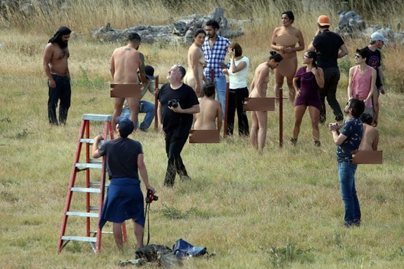Onlarca gönüllü çıplak modeli fotoğrafladı