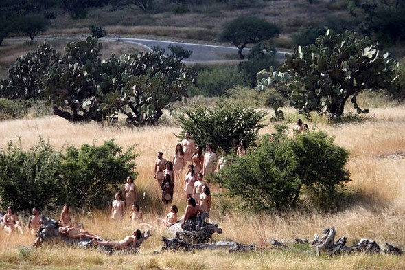 Onlarca gönüllü çıplak modeli fotoğrafladı