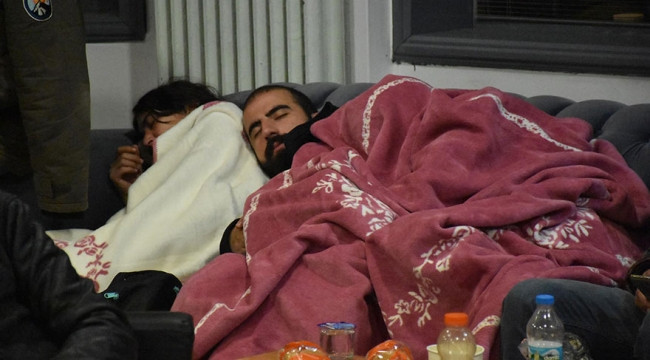 Cumhuriyet Gazetesi önünde battaniyeli nöbet