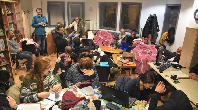 Cumhuriyet Gazetesi önünde battaniyeli nöbet