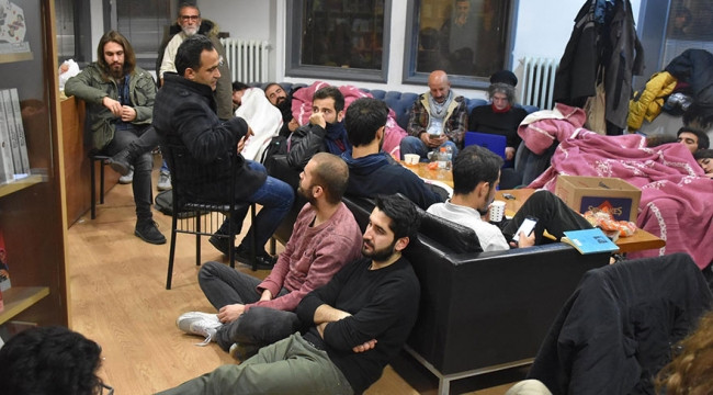 Cumhuriyet Gazetesi önünde battaniyeli nöbet