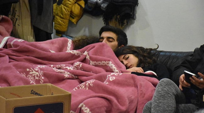 Cumhuriyet Gazetesi önünde battaniyeli nöbet