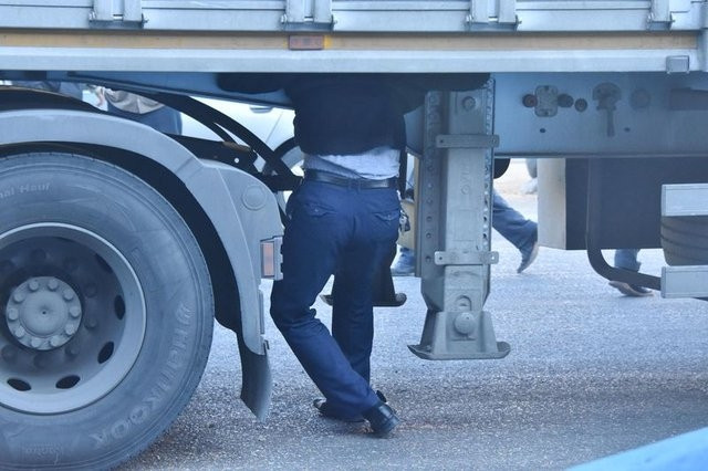 Dorsenin altında kalan TIR sürücüsünün feci ölümü