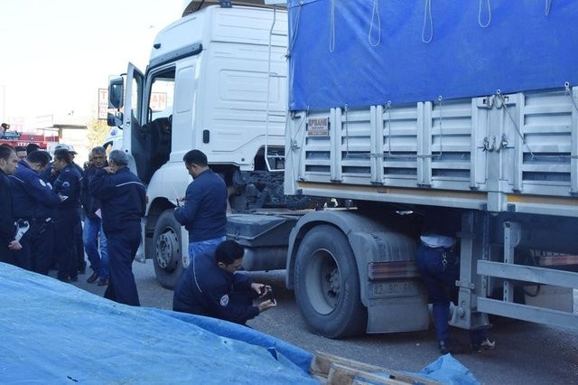 Dorsenin altında kalan TIR sürücüsünün feci ölümü